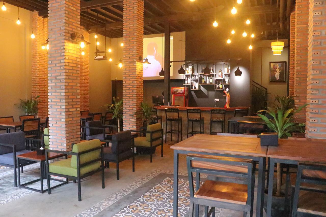 Feliz Hostel Cafe & Bar Phnom Penh Exterior photo