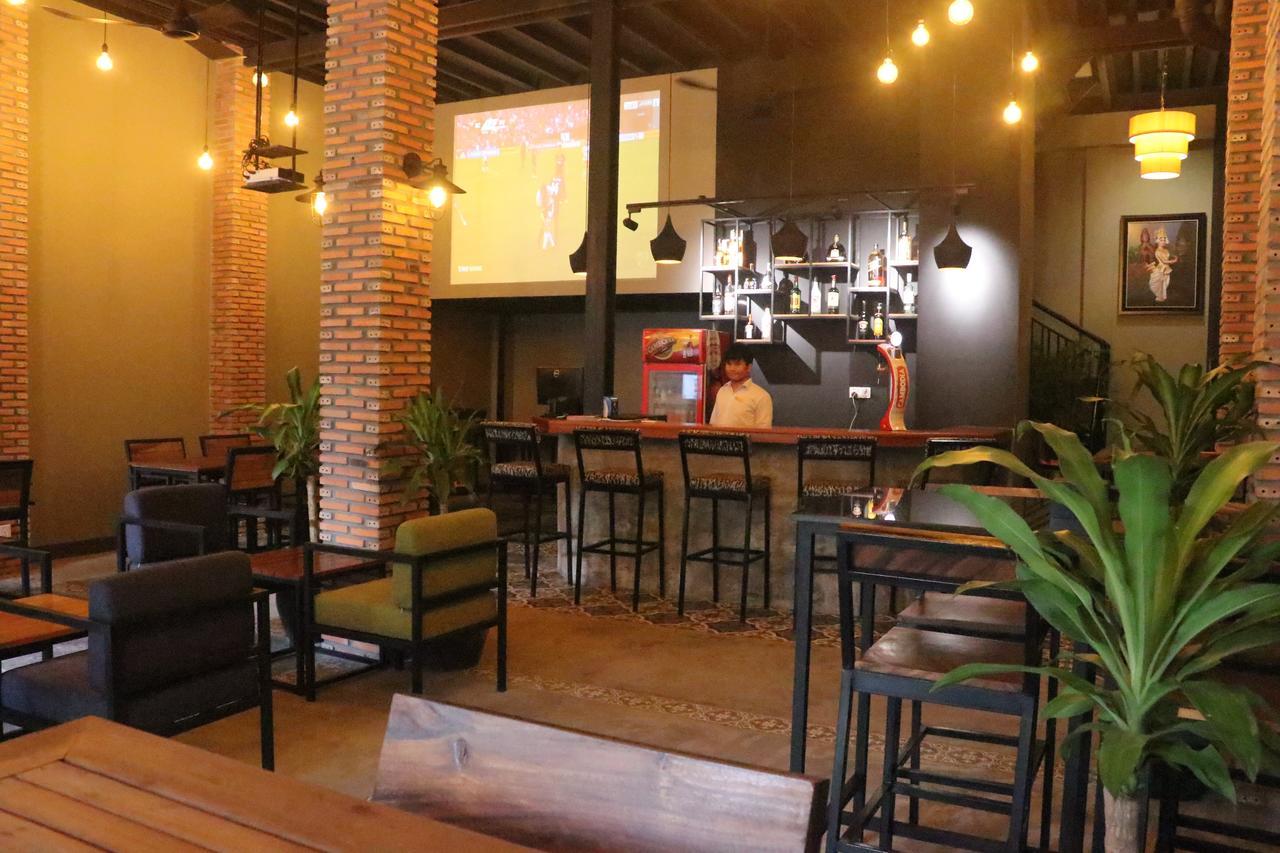 Feliz Hostel Cafe & Bar Phnom Penh Exterior photo